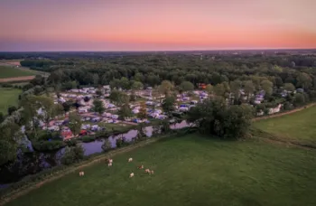 Stellplatz - Natuurlijk Wedderbergen - Komfortplatz Am Wasser - Camping Wedderbergen