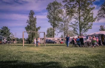 Stellplatz - Natuurlijk Wedderbergen - Komfortplatz Mit Spielplatz Auf Dem Feld - Camping Wedderbergen