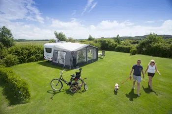 Kampeerplaats(en) - Comfortplaats - Extra Ruimte, Luxe Voorzieningen En Duinzicht - Mini-Camping en Kloostertuin Werendijke