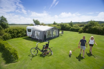 Comfort pitch - Extra space, luxury amenities and dune view. Not possible with motorhome. — 1