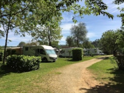 Emplacement - Forfait Etape Camping-Car 2 Pers (Une Nuit) Avec Ou Sans Électricité - Domaine Des Chênes Verts