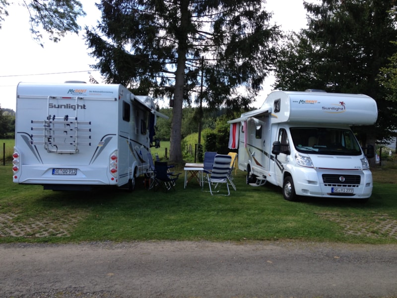 Stellplatz Wohnwagen / Zelt, Auto und kleines Zelt