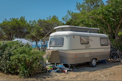 Pitch + electricity 6 AMP + seaview