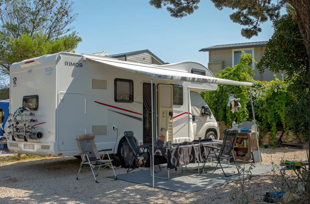 Stellplatz - Stellplatz Serenite + Strom  6 Amp - Camping Les Mouettes