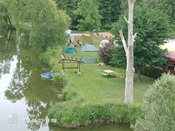 Stellplatz - Stellplatz (1 Fahrzeug + 1 Wohnwagen) - Le CATTIAUX Camping