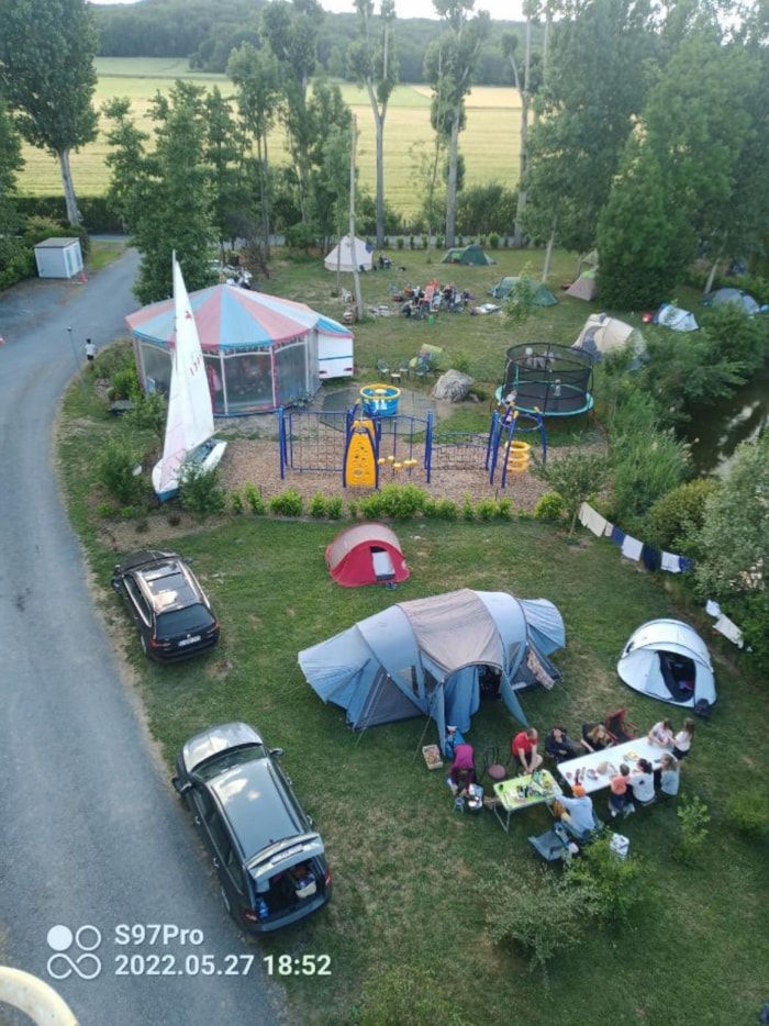 Emplacement  (1 Voiture + 1 Caravane)