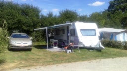 Kampeerplaats(en) - Basisprijs B (1 Tent, Caravan Of Camper / 1 Auto / Elektriciteit 6A) - Camping les Brillas