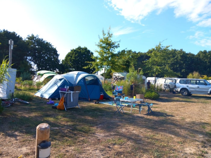 Forfait B (1 Tente, Caravane Ou Camping-Car / 1 Voiture / Électricité 6A)