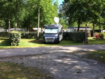 Stellplatz - Stellplatz Confort (Zelt, Wohnwagen, Wohnmobil / 1 Auto / Strom 15A) - Flower Camping La Canadienne
