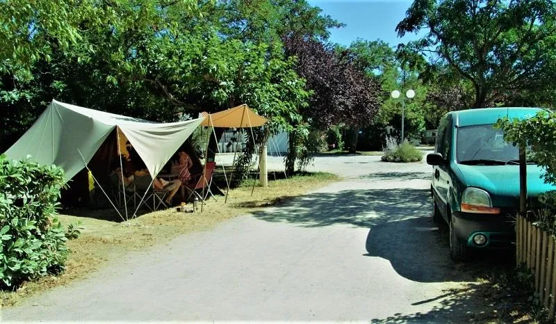 Emplacement - Forfait Nature (1 Tente, Caravane / 1 Voiture) - CAMPING LA GARENNE