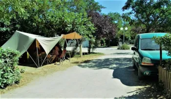 Stellplatz - Stellplatz Nature (Zelt, Wohnwagen / 1 Auto) - CAMPING LA GARENNE
