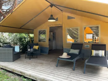 Mietunterkunft - Safari Lodge 37 M2 (Ohne Sanitäranlagen), 2 Zimmer, Überdachte Terrasse - Flower Camping Le Mas de Mourgues