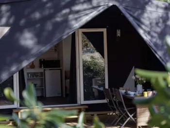 Mietunterkunft - Ecrin Cocoon Insolite 16M² (Ohne Sanitäranlagen) 2 Zimmer + Tv + Überdachte Terrasse 14 M² - Flower Camping Le Mas de Mourgues