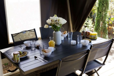 Ecrin Cocoon Insolite 16m² (without toilet blocks) 2 bedrooms + TV + sheltered terrace 14 m² — 7