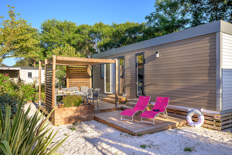 Mobilheim LAURIER ROSE Premium (3 Zimmer) 33m2 - überdachte Terrasse 19m² + TV + Klimaanlage
