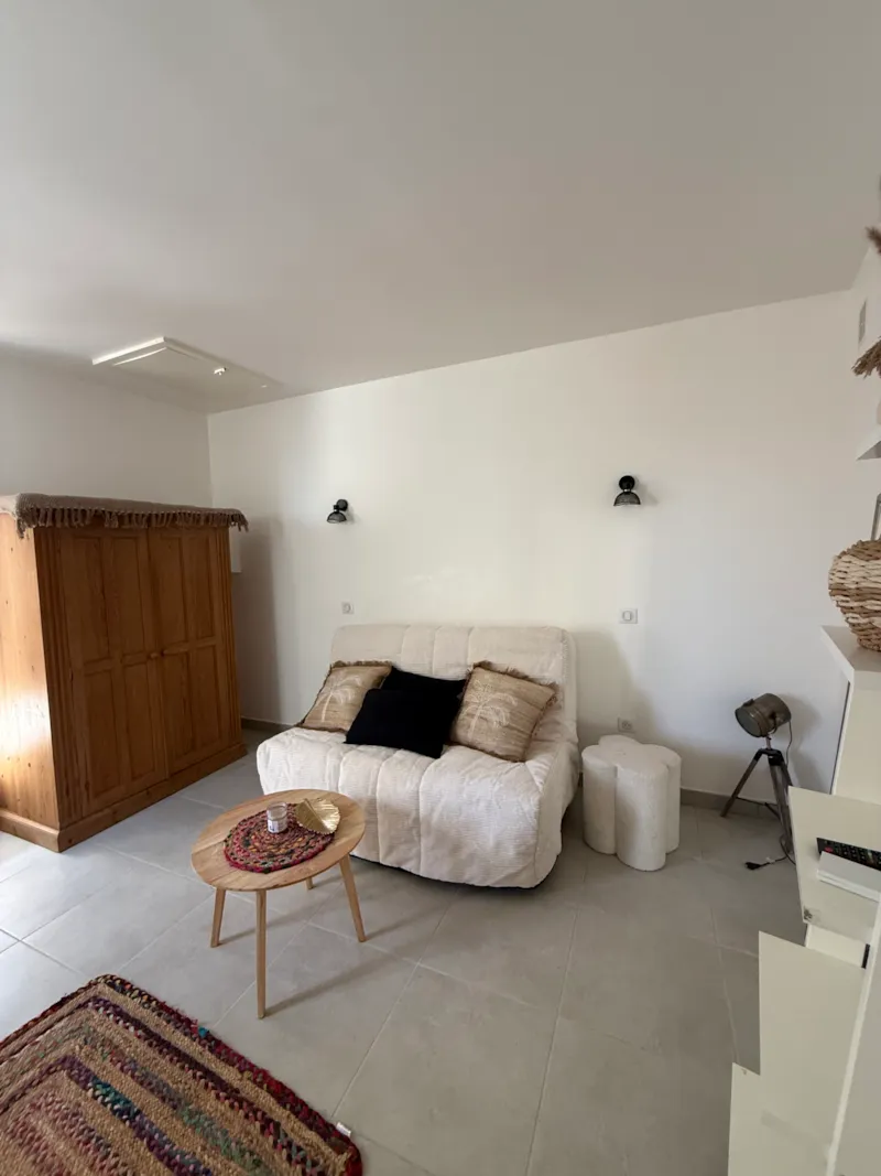 Location Studio En Rez De Jardin Du Mas