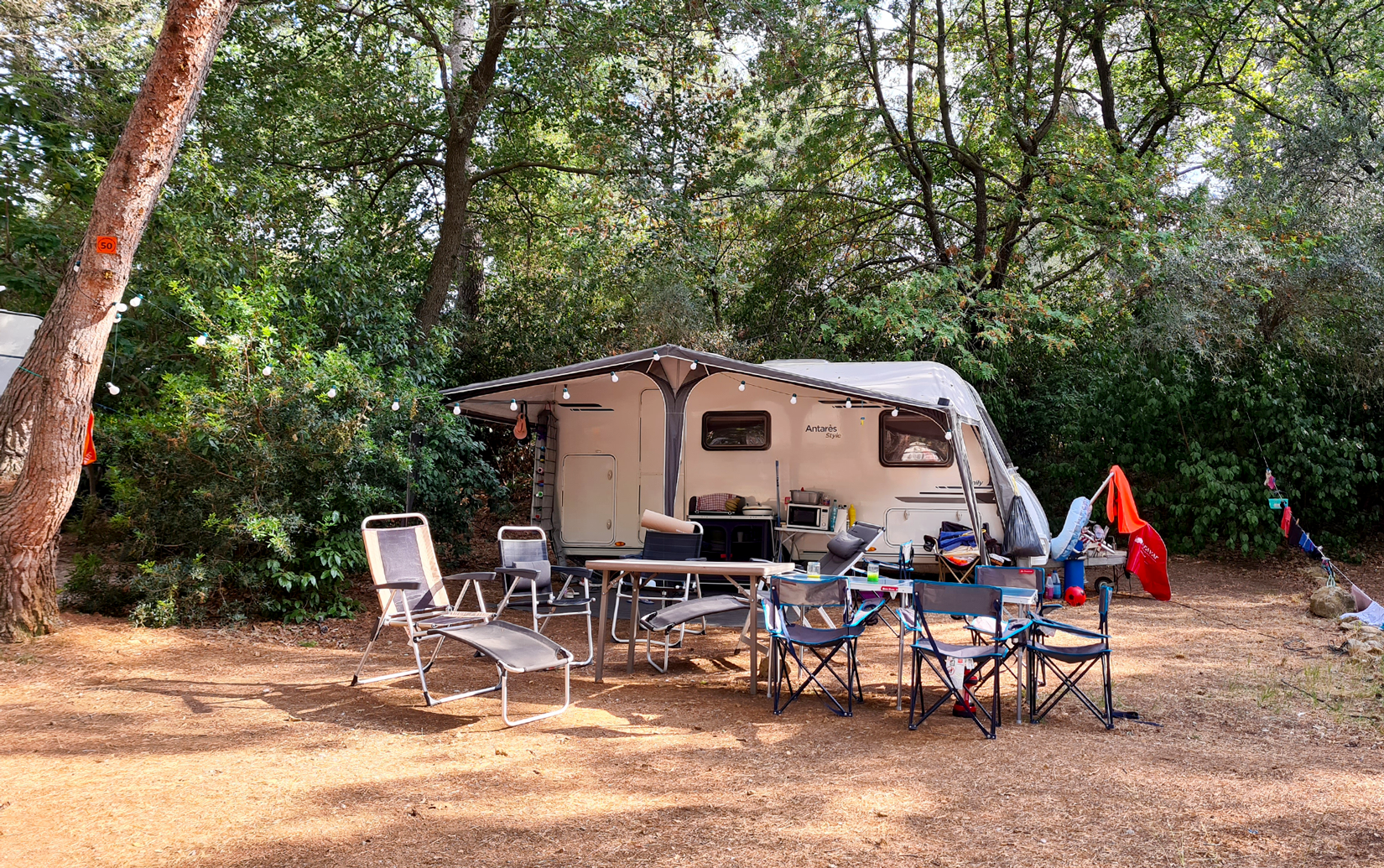 Emplacement - Forfait Confort : Emplacement 1 Voiture + Tente, Caravane Ou Camping-Car + Électricité (10A) - Camping Le Beau Vezé