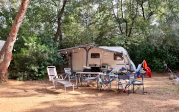 Stellplatz - Pauschale Confort : Stellplatz 1 Auto + Zelt , Wohnwagen Oder Wohnmobil + Strom (10A) - Camping Le BeauVezé ****