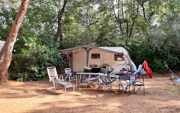 Kampeerplaats(en) - Pakket Comfort Standplaats Voor Tent, Caravan Of Camper - Tussen - 1 Voertuig - Elektriciteit (10A) - Camping Le BeauVezé ****