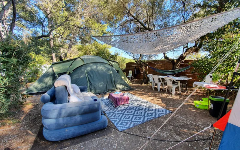 Forfait Confort : Emplacement 1 Voiture + Tente, Caravane Ou Camping-Car + Électricité (10A)