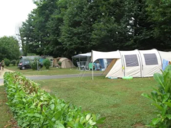 Stellplatz - Stellplatz Pauschale Wanderer Für 1 Wanderer Oder Radfahrer Mit Zelt (17 U-9 U - Flower Camping Les Nauves