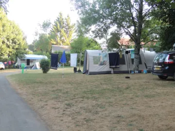 Kampeerplaats(en) - Basisprijs Comfortplaats (1 Tent, Caravan Of Camper / 1 Auto / Elektriciteit 10A) - Flower Camping Les Nauves