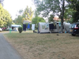 Emplacement - Forfait Confort (1 Tente, Caravane Ou Camping-Car / 1 Voiture / Électricité 10A) - Flower Camping Les Nauves