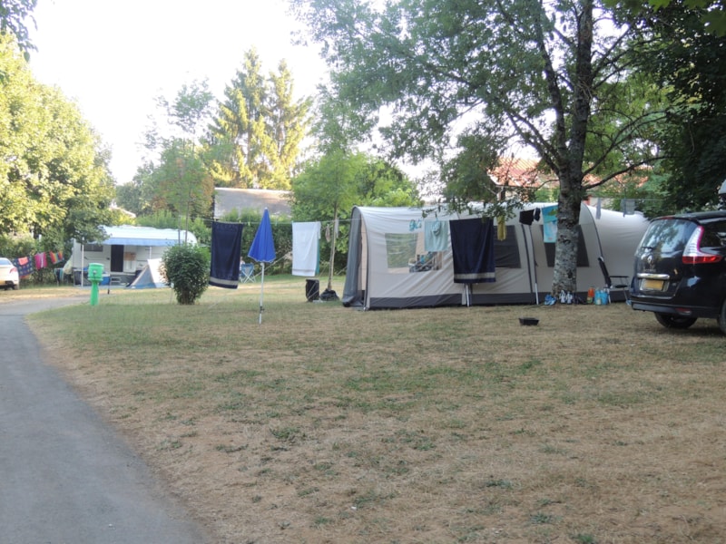 Piazzola Confort (tenda, roulotte, camper / 1 auto / Elettricità 10A)