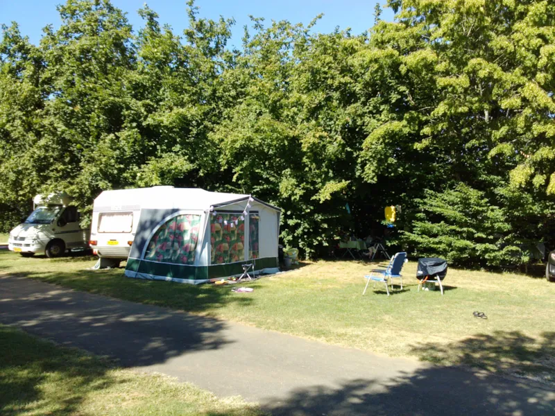 Forfait Confort (1 Tente, Caravane Ou Camping-Car / 1 Voiture / Électricité 10A)