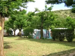 Stellplatz - Stellplatz Confort (Zelt, Wohnwagen, Wohnmobil / 1 Auto / Strom 10A) - Flower Camping Le Riviera