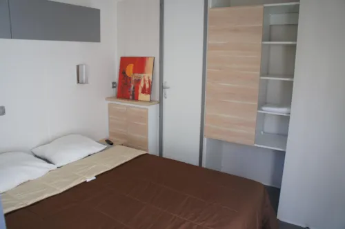 Huuraccommodatie(s) - Stacaravan Premium 32M² 2 Kamers + 2 Badkamers + Bed 160 + 2 Tv + Airconditioning - image n°7 - Flower Camping Le Riviera