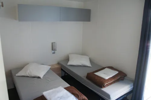 Huuraccommodatie(s) - Stacaravan Premium 32M² 2 Kamers + 2 Badkamers + Bed 160 + 2 Tv + Airconditioning - image n°8 - Flower Camping Le Riviera