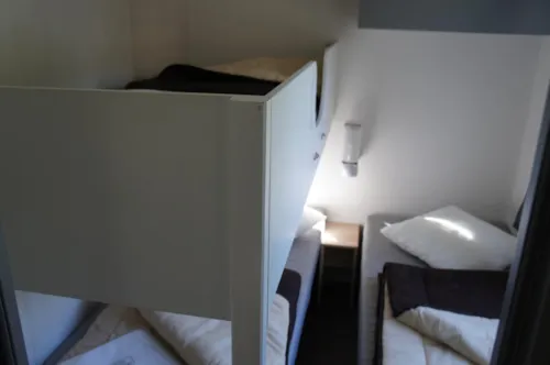 Mietunterkunft - Mobilheim Premium 32 M² 3 Zimmer Bett 160 + Tv + Klimaanlage - image n°8 - Flower Camping Le Riviera