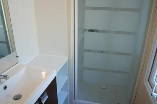 Location - Mobil Home Confort 32 M² 2 Chambres + Terrasse 12M² Semi-Couverte (9M²) + Tv - image n°6 - Flower Camping Le Riviera