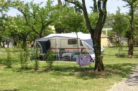 Pitch - Comfort Package (1 Tent, Caravan Or Motorhome / 1 Car / Electricity 10A) - image n°5 - Flower Camping Le Riviera