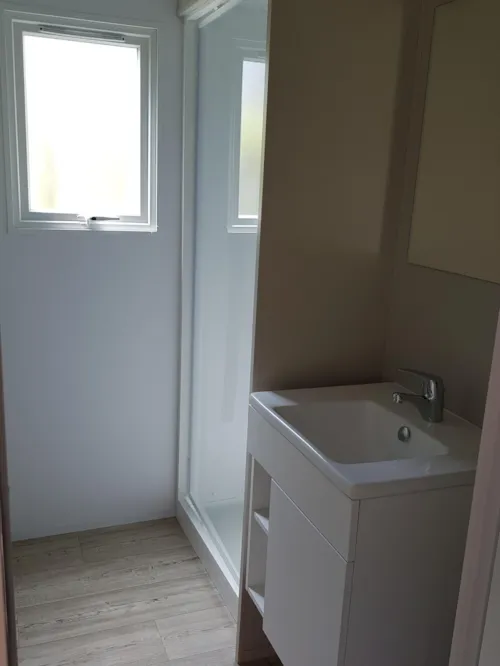 Huuraccommodatie(s) - Stacaravan Premium Luxe 32M² 3 Kamers +  Bed 160 + Tv + Airconditioning - image n°3 - Flower Camping Le Riviera