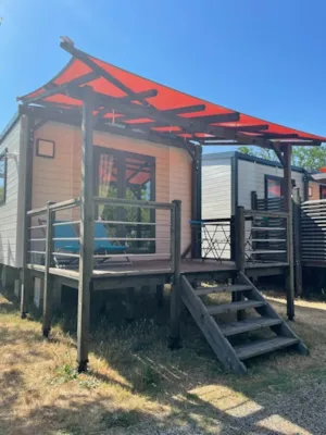 Locatif - Mobil home Premium 21m² 1 chambre + terrasse 12m² semi-couverte (9m²) - TV + Clim + Vue Rivière - Flower Camping Le Riviera
