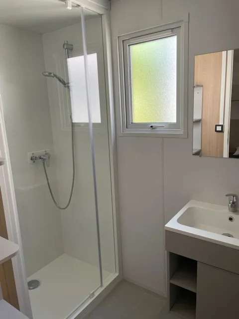 Accommodation - Mobile Home Premium 21M² 1 Bedroom + Terrace 12M² Semi-Covered (9M²) - Tv + Air Conditioning + River View - image n°5 - Flower Camping Le Riviera