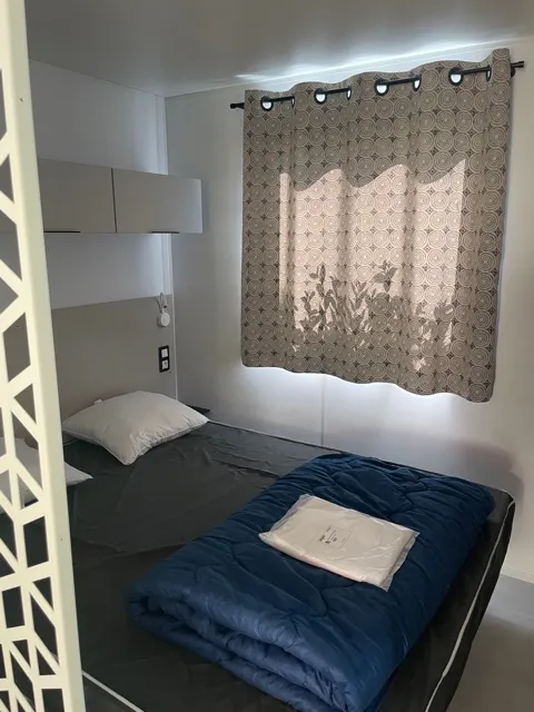 Accommodation - Mobile Home Premium 21M² 1 Bedroom + Terrace 12M² Semi-Covered (9M²) - Tv + Air Conditioning + River View - image n°6 - Flower Camping Le Riviera