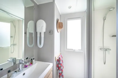 Accommodation - Mobile Home Premium 27 M² 2 Bedrooms + Tv + Air-Conditioning + River Vue - image n°7 - Flower Camping Le Riviera