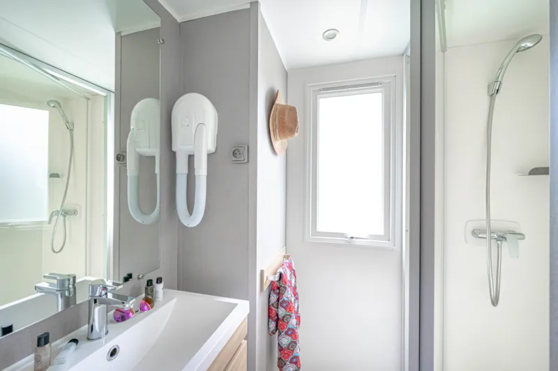 Mobil Home Premium 27 M² 2 Chambres + Terrasse Couverte 9M² + Tv + Clim + Vue Rivière