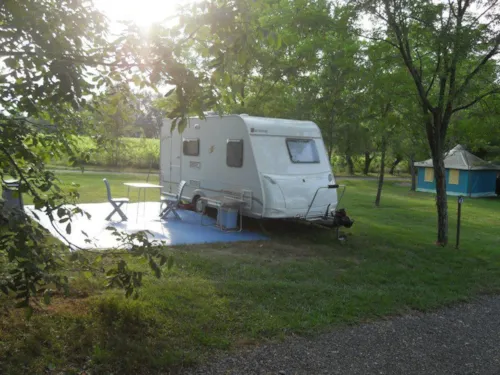 Pitch - Comfort Pitch 6A (1 Tent, 1 Caravan Or 1 Motorhome 5M Max / 1 Car) - image n°2 - Flower Camping Saint Amand