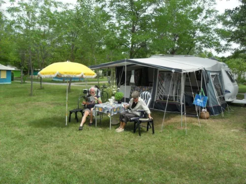 Pitch - Comfort Pitch 6A (1 Tent, 1 Caravan Or 1 Motorhome 5M Max / 1 Car) - image n°3 - Flower Camping Saint Amand