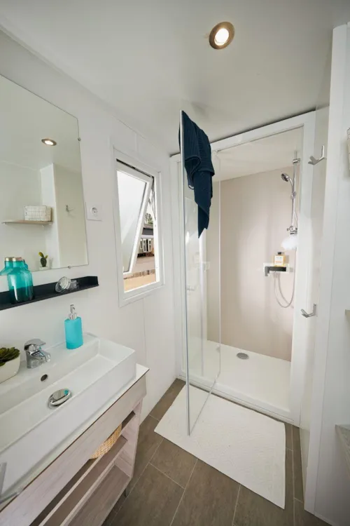 Accommodation - Homeflower Premium 33 M² (6P-3Bedr.),Airco, Tv, Dishwasher, Bed 160, Plancha, Nespresso, Terrace Xxl - image n°6 - Flower Camping Saint Amand