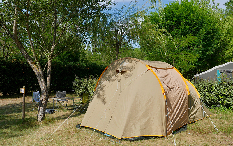 Piazzola Confort (tenda, roulotte, camper / 1 auto / Elettricità 6A)