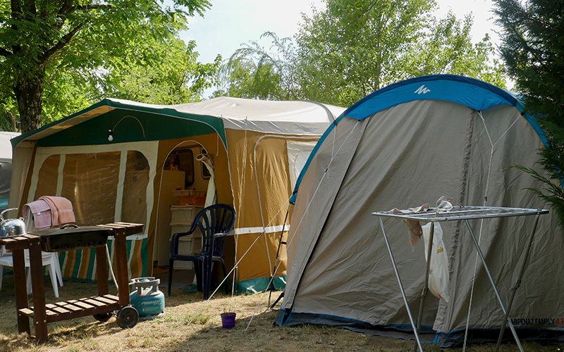 Kampeerplaats - Basisprijs Comfortplaats (1 Tent, Caravan Of Camper / 1 Auto / Elektriciteit 10A) - Flower CAMPING SAINT AMAND