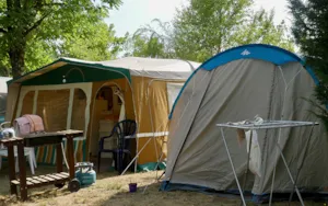 Emplacement - Confort Stellplatz 10A (1 Zelt, 1 Wohnwagen, 1 Wohnmobil 5m max/ 1 Auto) - Flower Camping Saint Amand