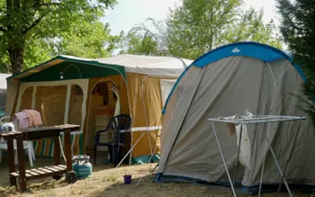 Stellplatz - Confort Stellplatz 10A (1 Zelt, 1 Wohnwagen, 1 Wohnmobil 5M Max/ 1 Auto) - Flower Camping Saint Amand