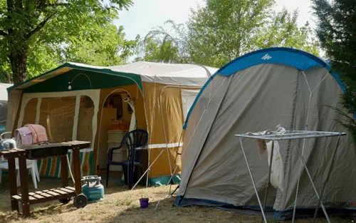 Pitch - Comfort Pitch 10A (1 Tent, 1 Caravan Or 1 Motorhome 5M Max/ 1 Car) - image n°1 - Flower Camping Saint Amand