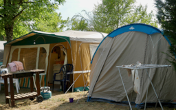 Kampeerplaats(en) - Basisprijs Comfortplaats (1 Tent, Caravan Of Camper / 1 Auto / Elektriciteit 10A) - Flower Camping Saint Amand